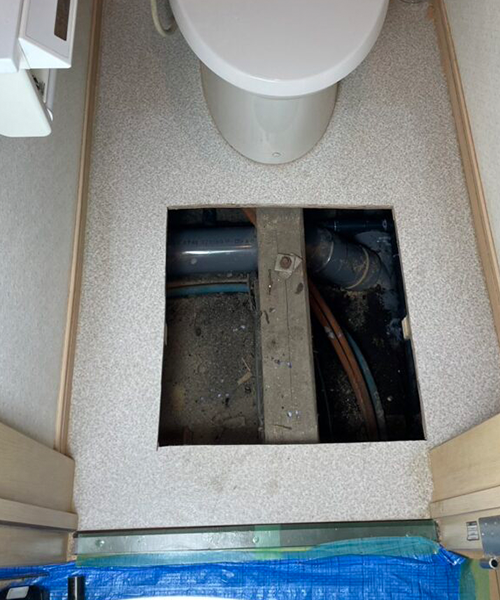 トイレの床に点検口を作成中