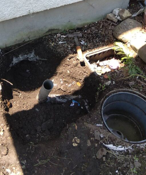 水漏れした立水栓を取り外しての修理作業