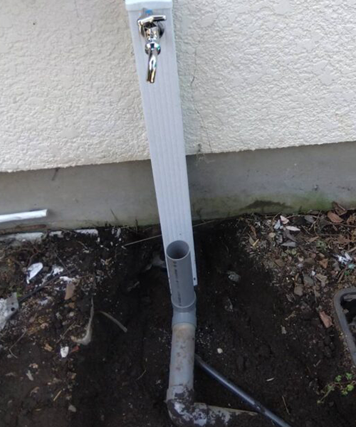 新しい立水栓に取り替え作業
