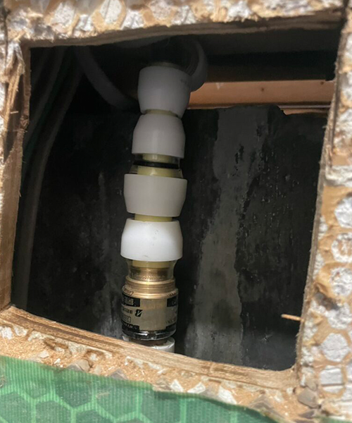 給湯管の漏水を修繕