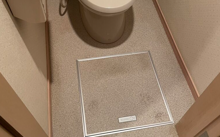 トイレの床に点検口を作成して給水管の水漏れ修理