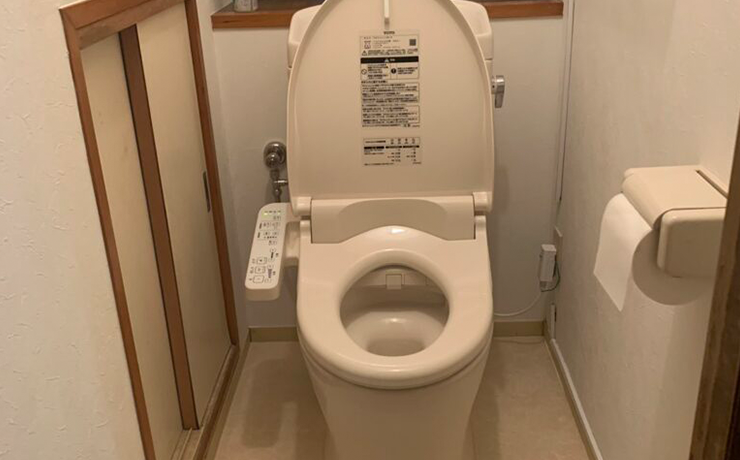 床と壁紙を一新してトイレをリフォーム