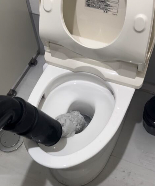 ローポンプを使用してトイレの詰まりを解消