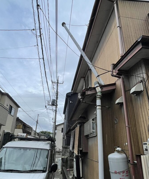 住居の傾いた臭突管