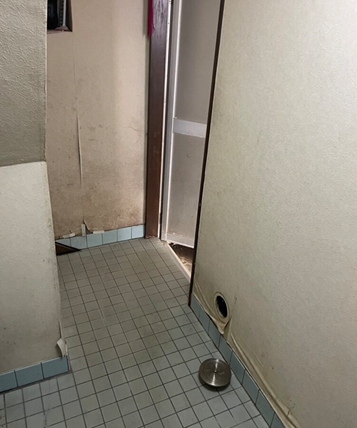 壁の中からの漏水