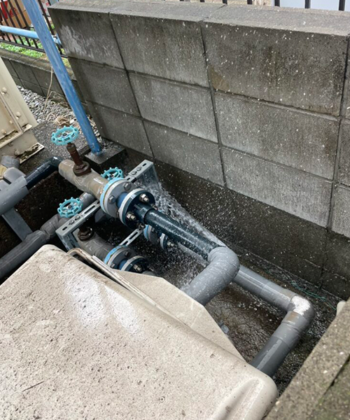 受水槽に繋がる給水管から漏水