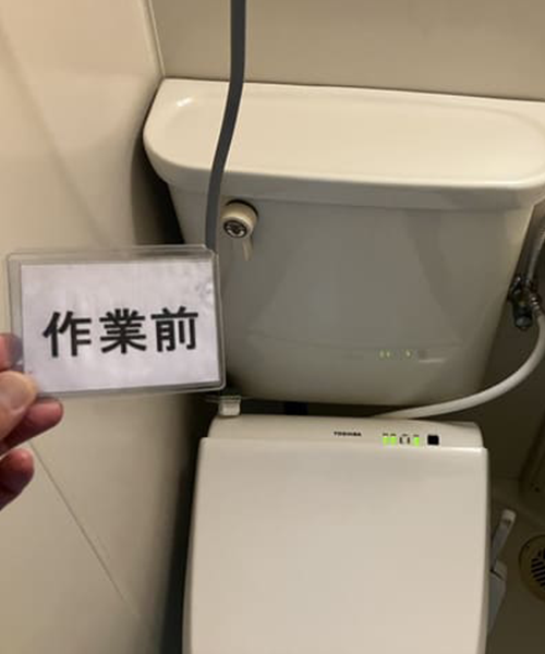 トイレタンクから便器内に水が流れ続けるトイレ