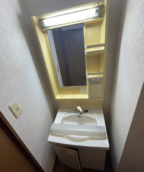色褪せ劣化した洗面化粧台