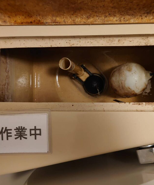 トイレの漏水調査中