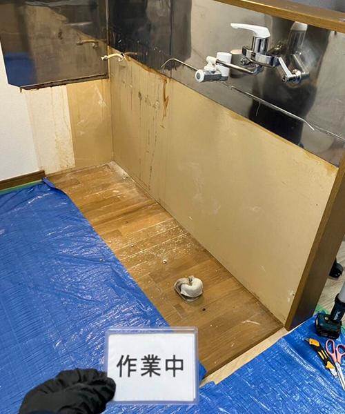 キッチンの交換作業中