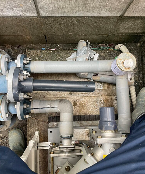 破損した給水管を取り外して交換作業