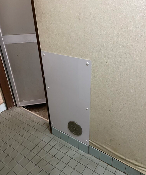 開口した壁を今後のメンテナンスを考慮して取り外せるパネルで塞いだ