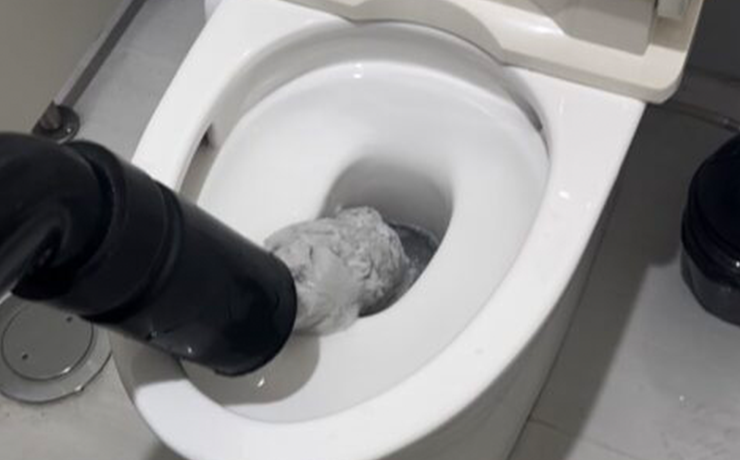 トイレットペーパーの流し過ぎによるトイレ詰まりを解消
