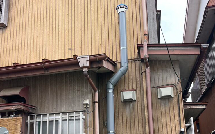 傾いた臭突管の補修工事