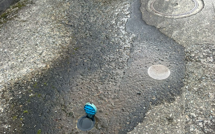 敷地内のバルブから水漏れ発生