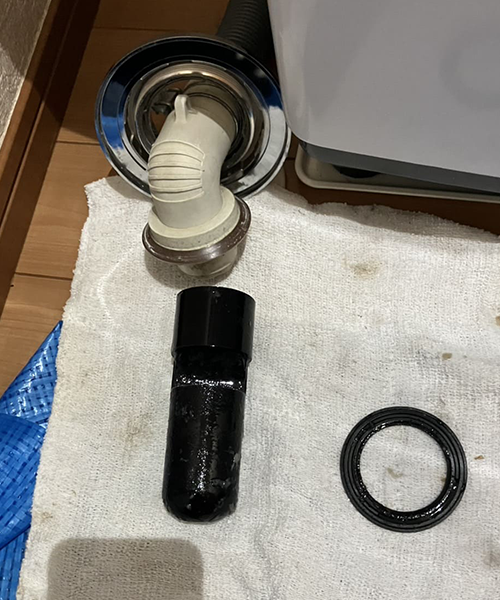 取り外した洗濯機の排水パーツ