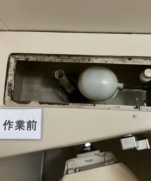 隠ぺい式トイレタンク内の故障したボールタップ