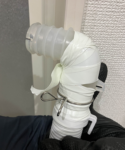 応急処置された洗濯機の排水エルボ