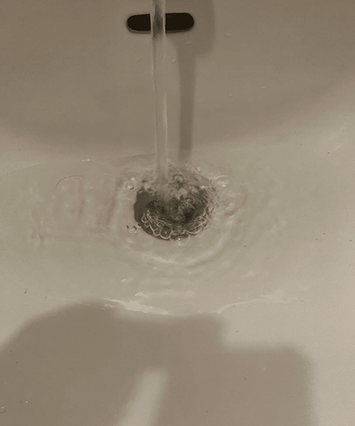 水が流れにくくなった洗面台