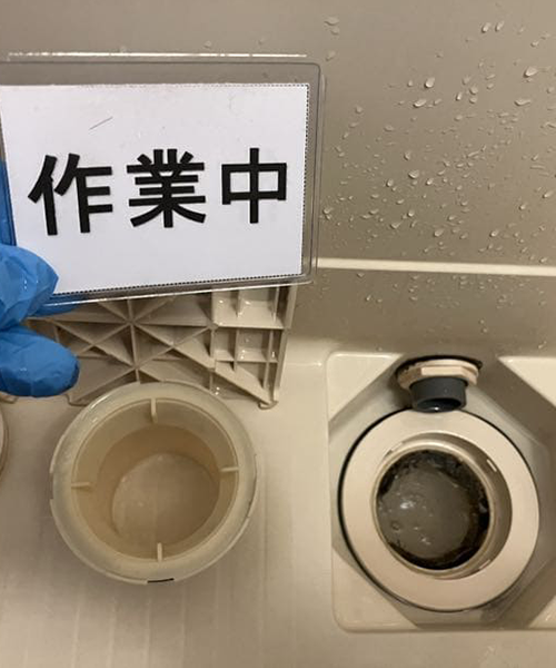 排水トラップの清掃作業