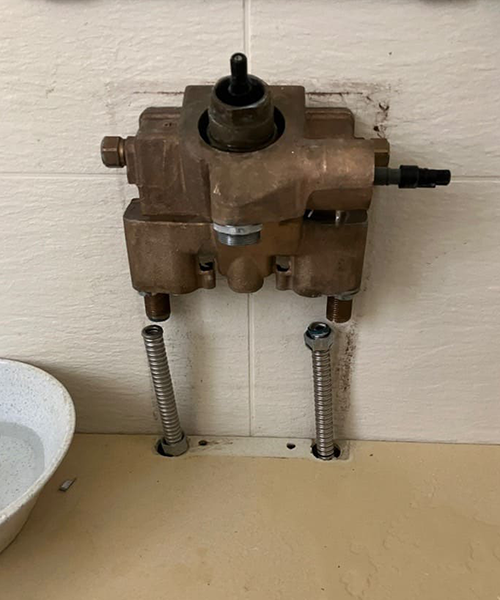 お風呂の蛇口の交換作業