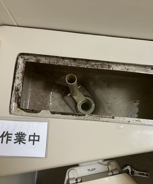 隠ぺい式トイレタンク内のボールタップ交換作業