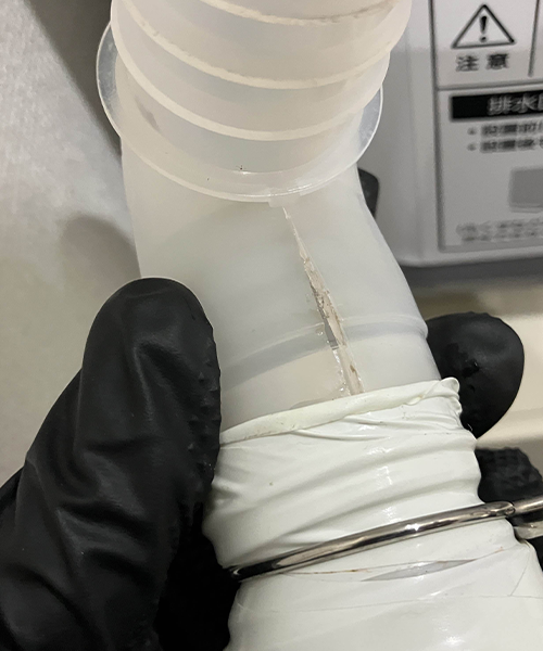 ヒビが入った洗濯機の排水エルボ