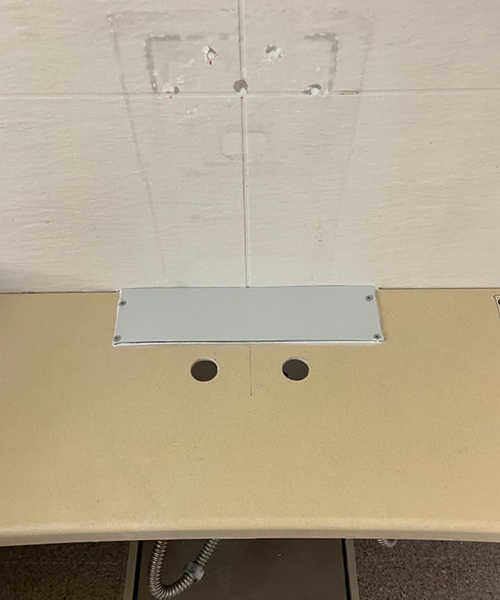 既存の開口部をプレートで塞ぐ作業