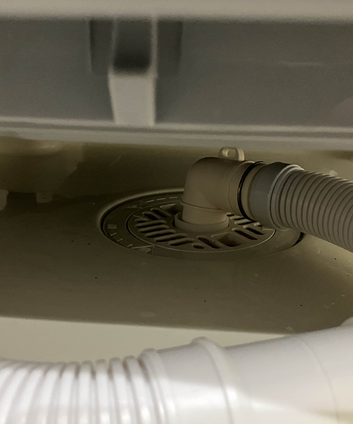 洗濯機のヒビが入った排水エルボ交換