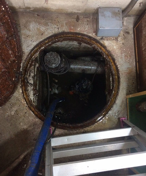 汚水槽のポンプ交換作業