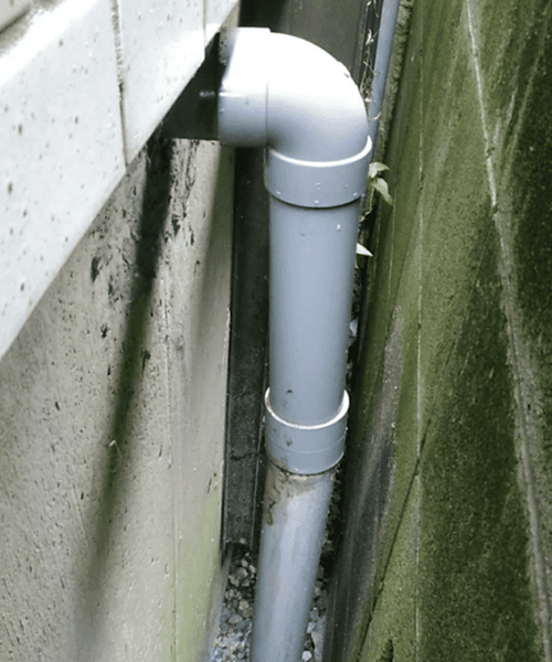 継ぎ目から漏水した排水管