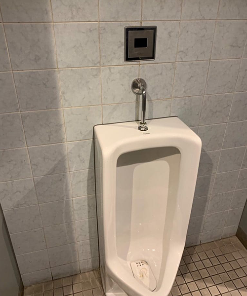 センサーが故障した小便器