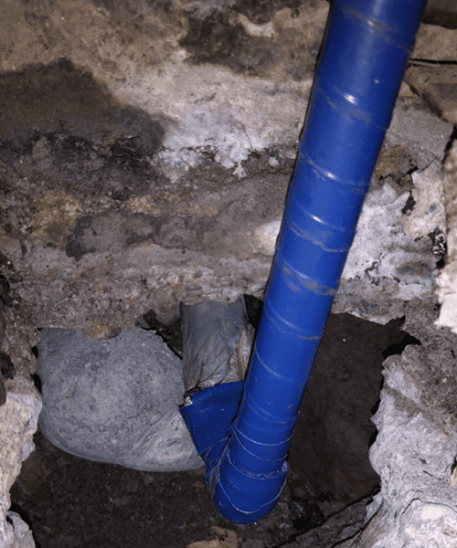 給水管の一部から漏水