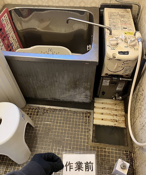 排水溝が詰まった浴室
