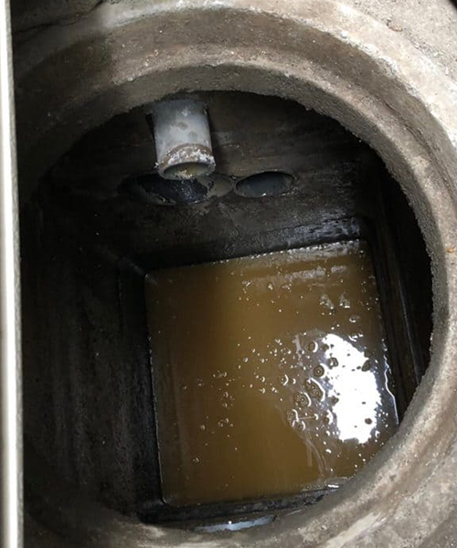 汚水槽ポンプの交換作業