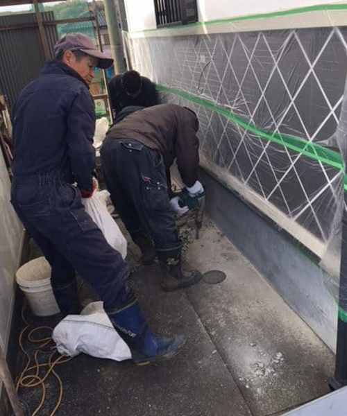水漏れ修理のために斫り・掘削作業