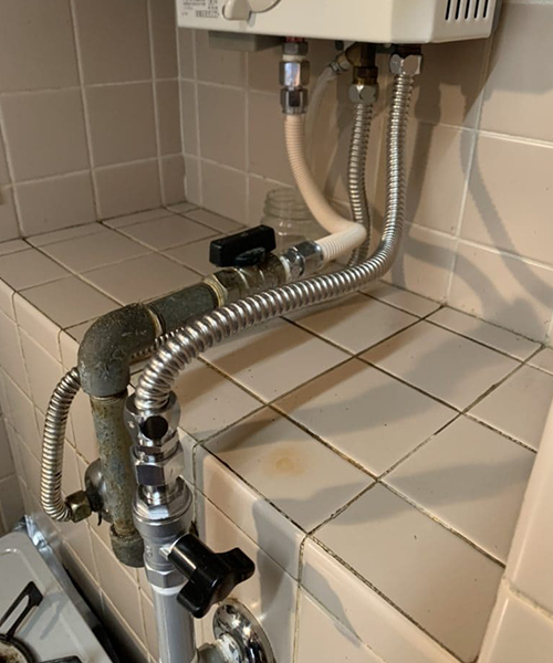 給水管を交換して水漏れ修理した湯沸かし器