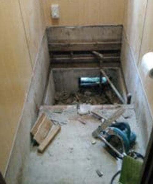和式トイレの解体作業