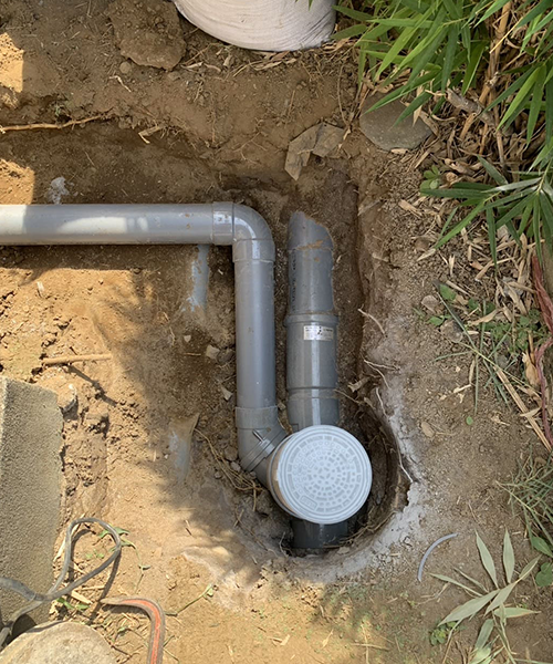 屋外の汚水桝と排水管の交換作業