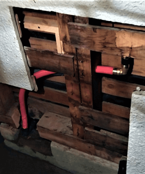 壁中の給水管の交換作業