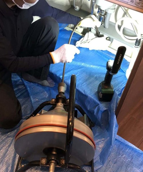 トーラーを使い排水管内の詰まり除去