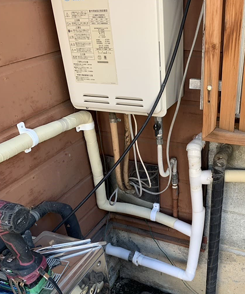 給湯器の水漏れを給湯管を引き直して修理