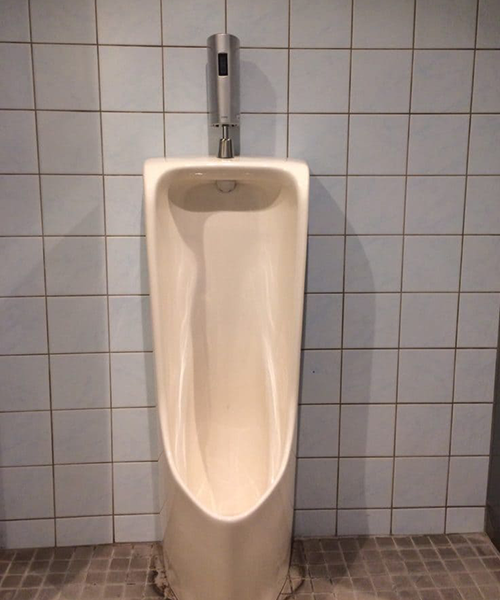 最新の小便器に交換とタイル貼り直し