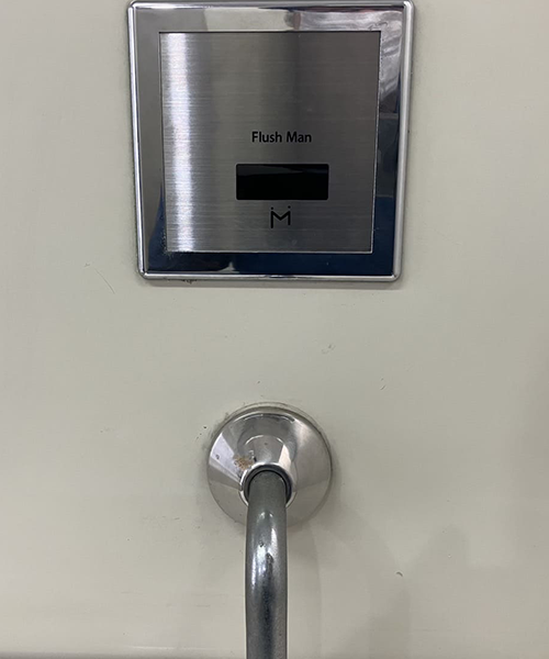 小便器のセンサー式フラッシュバルブ交換