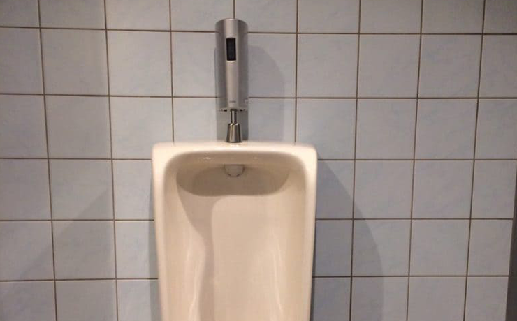日野市でセンサーが故障した小便器交換