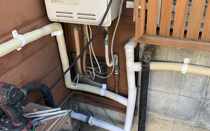 綾瀬市で給湯器の配管からの水漏れ修理に対応