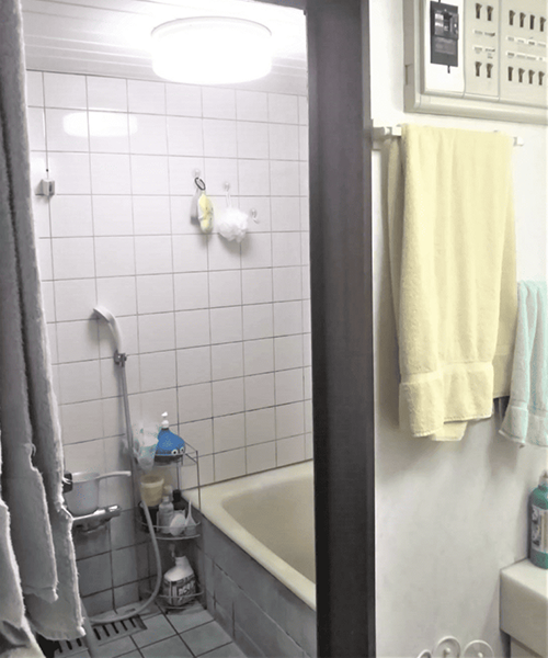 壁内の給水管から水漏れしているタイル浴室