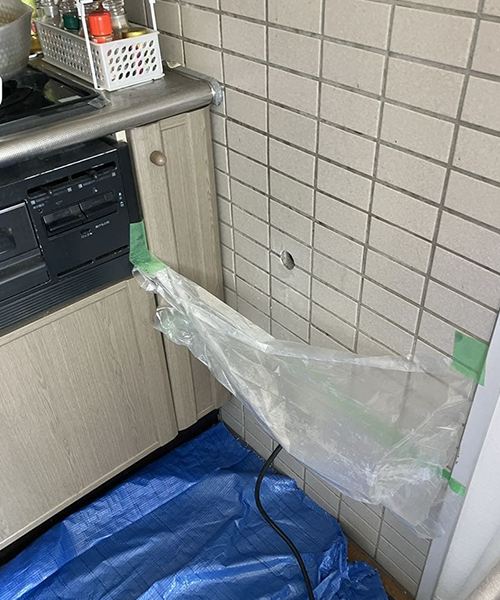 ガスコンロ付近の老朽化した給湯管の引き直し前