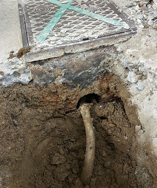 水漏れした水道管の修繕作業