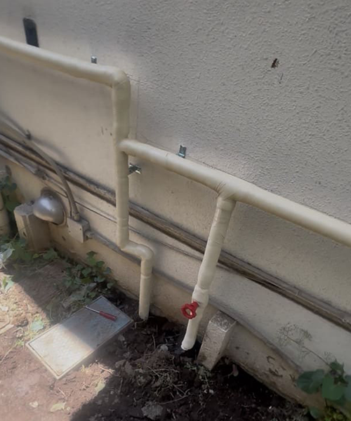 劣化した給水管を引き直して水漏れ修理